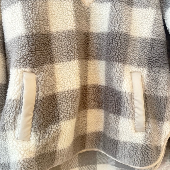 Abercrombie & Fitch Cream and Gray Checkered Fleece - Picture 7 of 11